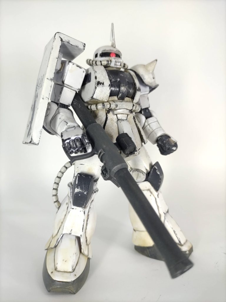 まず膝の関節を逆にハメていたので、太股を割ってやり直し。その他の部分もほとんど成型色になるまで溶剤で拭いたり、削ったりして表面処理までやり直し。赤いパーツをジャーマングレーで塗っただけでだいぶ良くなりました。ホワイトオーガーはMS-06Jベースで、キット化されているのもMGのザクが白いだけといえば白いだけっぽいのを確認(極論)。大昔に作ったMGザクが手元にあるので(未投稿)、そいつにディテール等をできる範囲で寄せました。あとはホワイトオーガーのキットの説明書の作例をネットで調べて参考に。スカートと胸とスパイクアーマーだけ鋳造表現的に溶きパテ塗ってみてます。バズーカはRGシャアザク(未投稿)から借り物です。