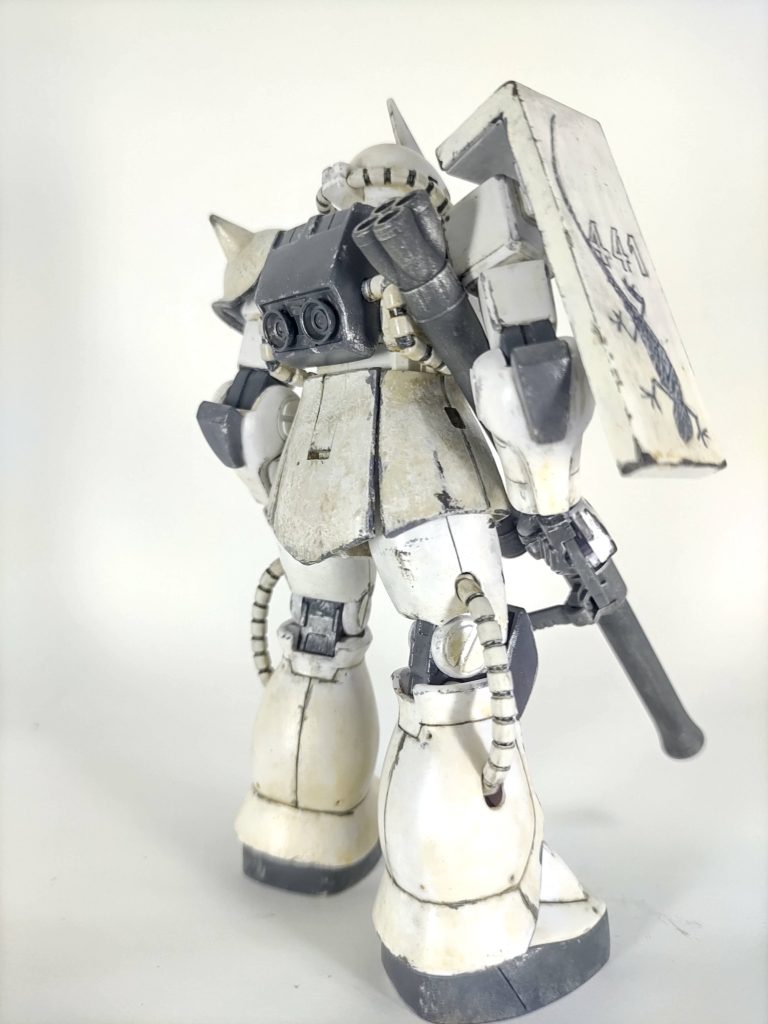 一応後ろからも。少々手を加えていて、まずはモノアイの黒い部分が高さで1mmぐらい狭くなるように色々削りました。だいぶ頭が大きい感じが弱まって良くなった気がする。ついでに、ひさしの裏の肉抜きをパテ埋め(ほぼ見えないけど)。それとランドセルにコトブキヤのバーニアを足して、バーニアの間にプラ板でディテール追加したけど、これもほぼ見えないです。あとはMGに寄せてスジボリを何箇所か追加したり、穴を開けたり。肘と膝のマイナスモールドはスジボリでは絶対できる気がしなかったので、逆に円形のプラ板を半分に切って貼りました。綺麗に円形にできなかったのでアップで見ないでください。雰囲気です。