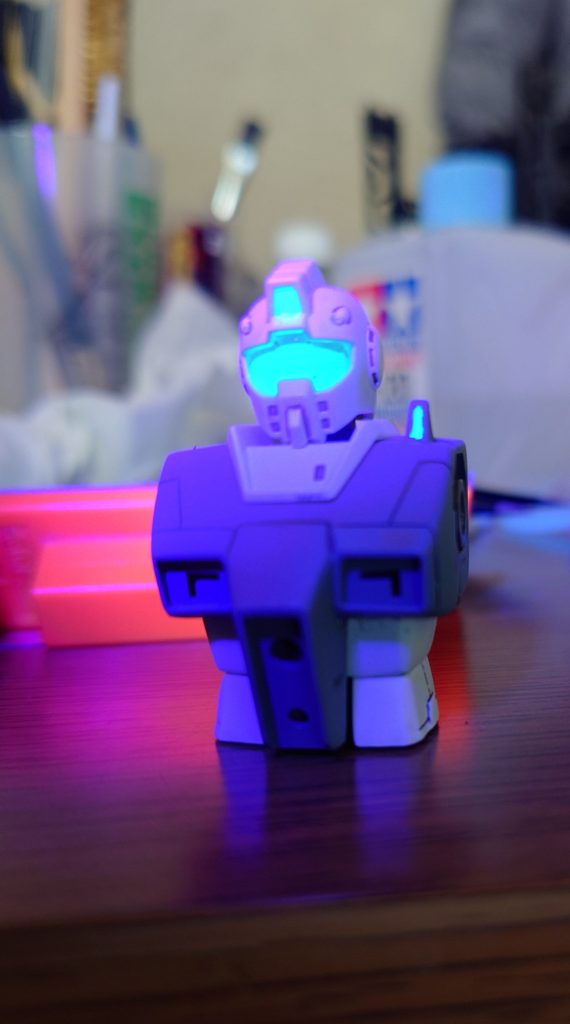 バイザーやセンサー類は光らせたかったので、ガイアノーツの蛍光ブルーグリーンで塗りました。細かい所の塗りがまだ甘いので要練習ですね…。