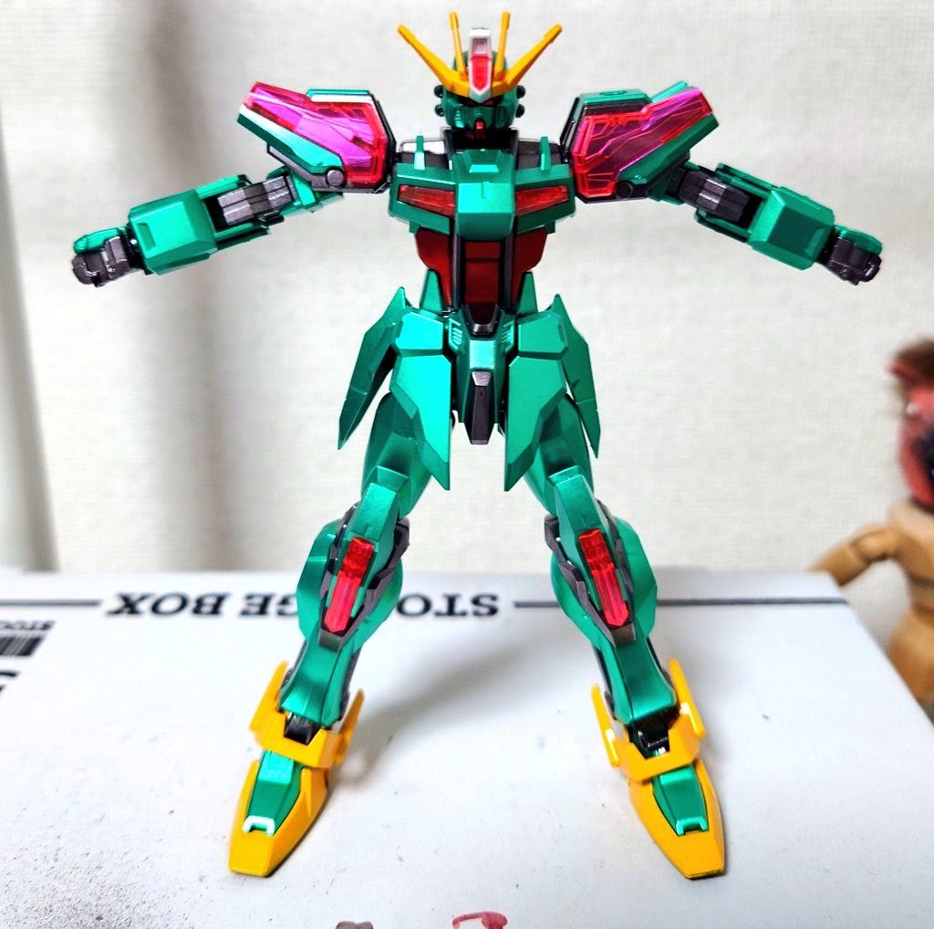 全身をコスモメタグリーンで塗装されたビルドストライクこちらもザクダークグリーンにすればよかったと少し後悔していますが、これはこれで綺麗に塗装できたので良しとしました。