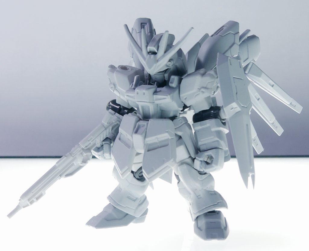 腕やスカート、ファンネルラック等にアルティメットルミナスのνガンダムから切り取った物を使っています