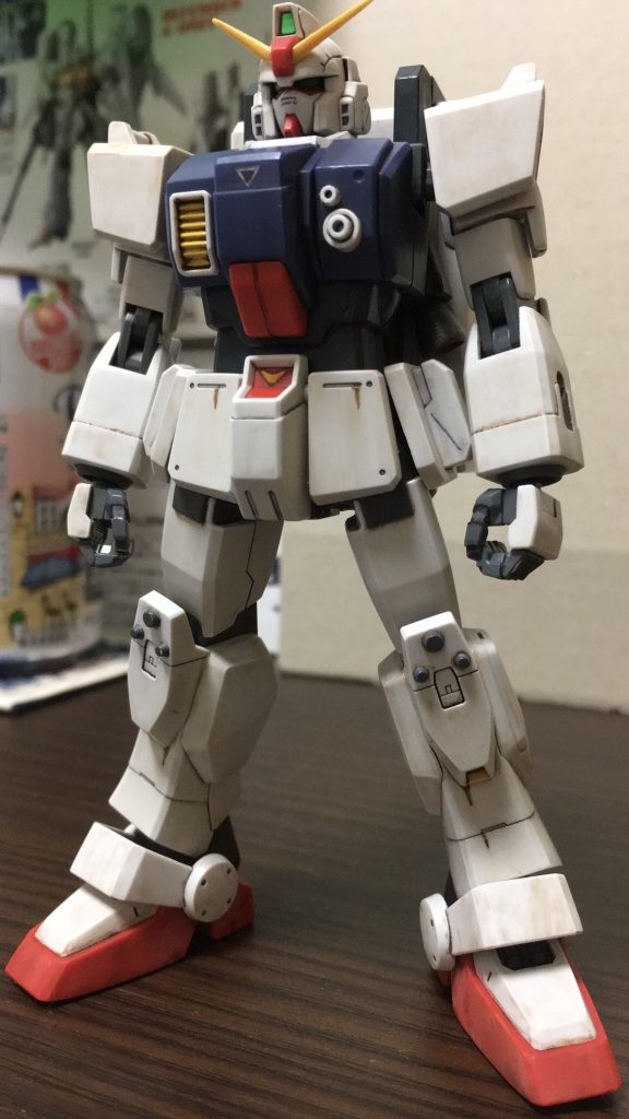 全パーツをヤスリがけし、Mr.ウェザリングカラーでシャバシャバウォッシングして全体のトーンを落としてます。