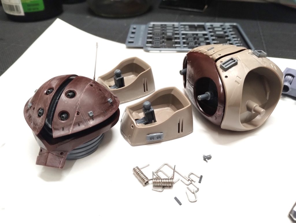 はじめてのスジ彫り!しかも塗装が終わるまでスジ彫り用の専用ツールがあることを知らず、コンパスの針で彫ってました。