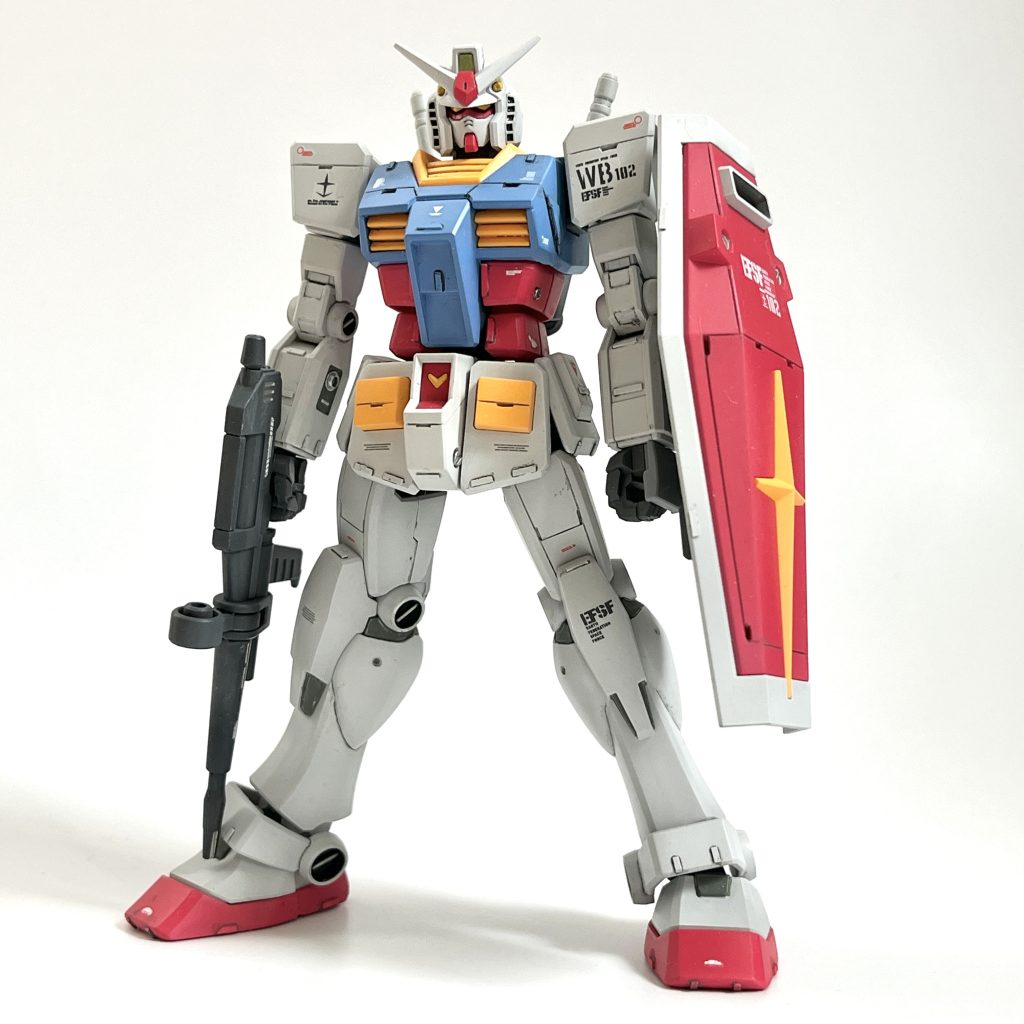 HGUCでトライしたプラ板でのディテールアップやスジボリを今回も頑張りました。関節はアニメ準拠で白にしてみましたが、なかなか良いのでは〜！