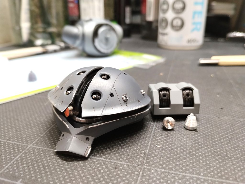 メタルパーツの塩梅をチェック!HIQ PARTSさんのモノアイの台座、物凄く気に入ってます。金属の角が削れて下地が見えている感じにしたくてクロムシルバーで所どころ角を塗ってみました。