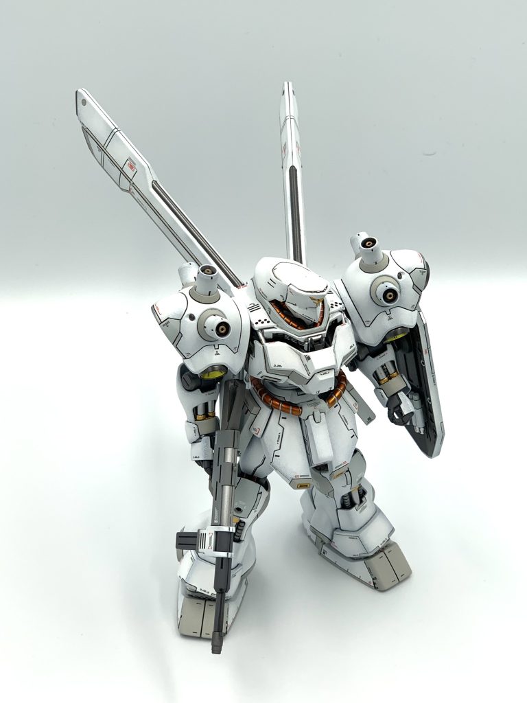 胸部は胴体延長を兼ねて、装甲を一部ずらして内部フレームと熱排気用のフィンが見えるよう改修。