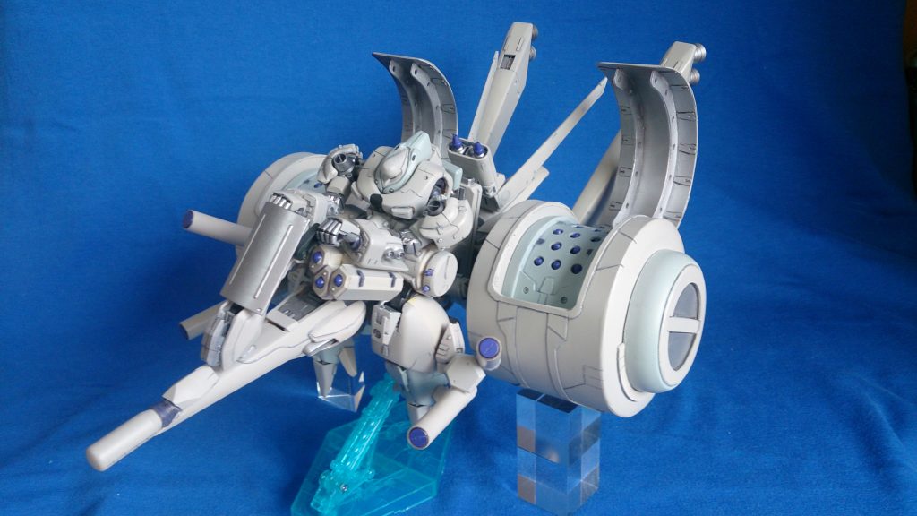 進路を確保した後、高機動形態へと可変させたブースターによる一撃離脱で、敵拠点へと機首に搭載した核ミサイルを打ち込む。