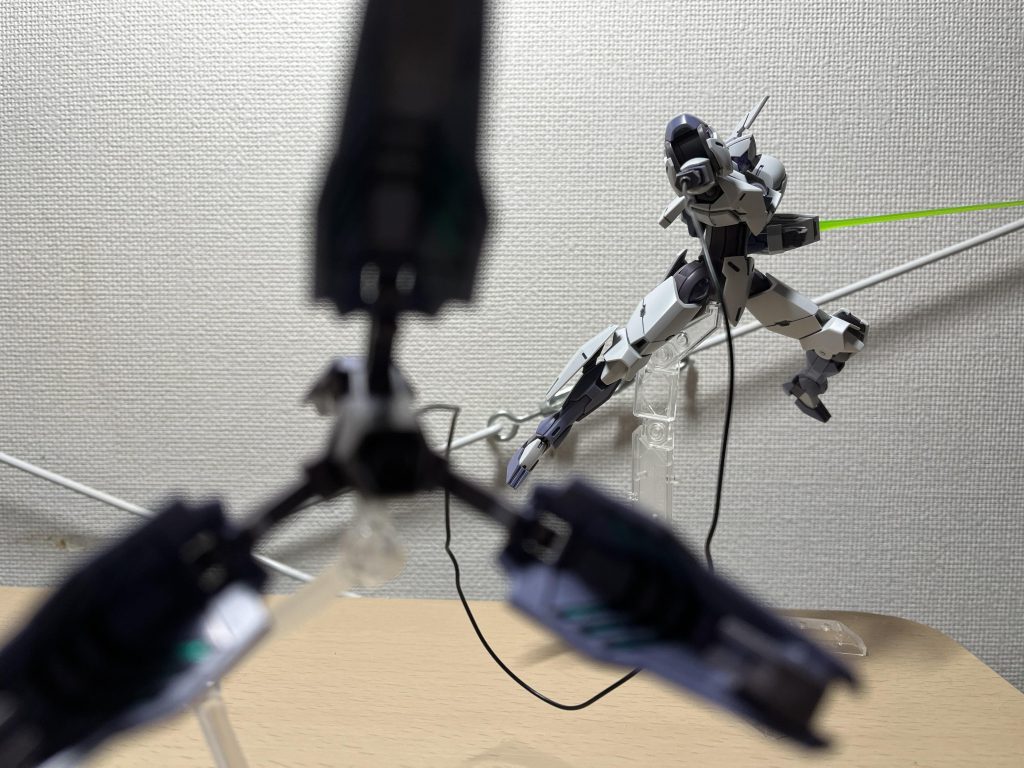 飛ばしたディスプレイもブレイザー側のスタンドが割としっかり高さと角度調整が出来るので良き!