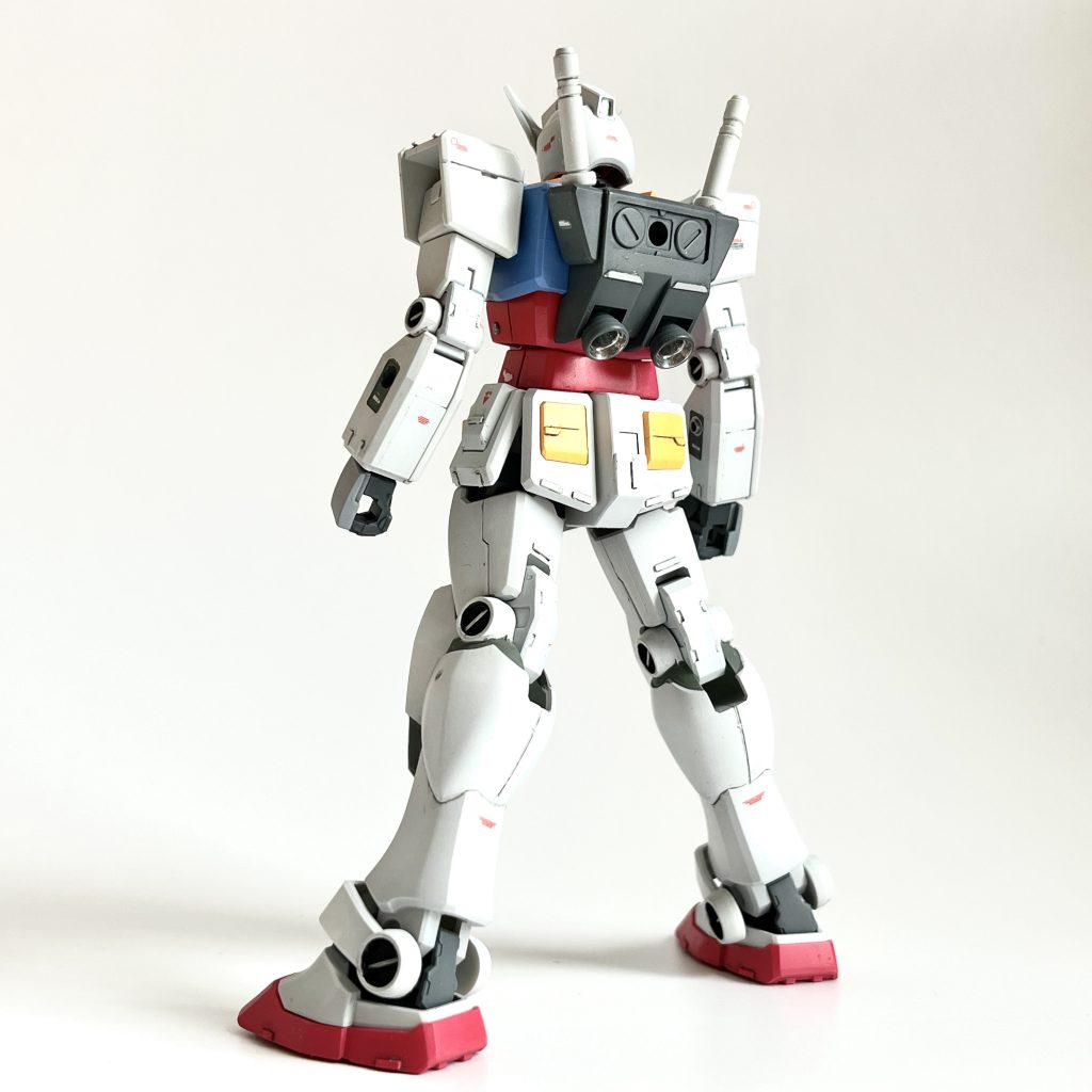 ランドセルと手のひらはHGUCのものをそのまま流用しました。バーニア内部をガンダムマーカーメッキシルバーで塗装しています。