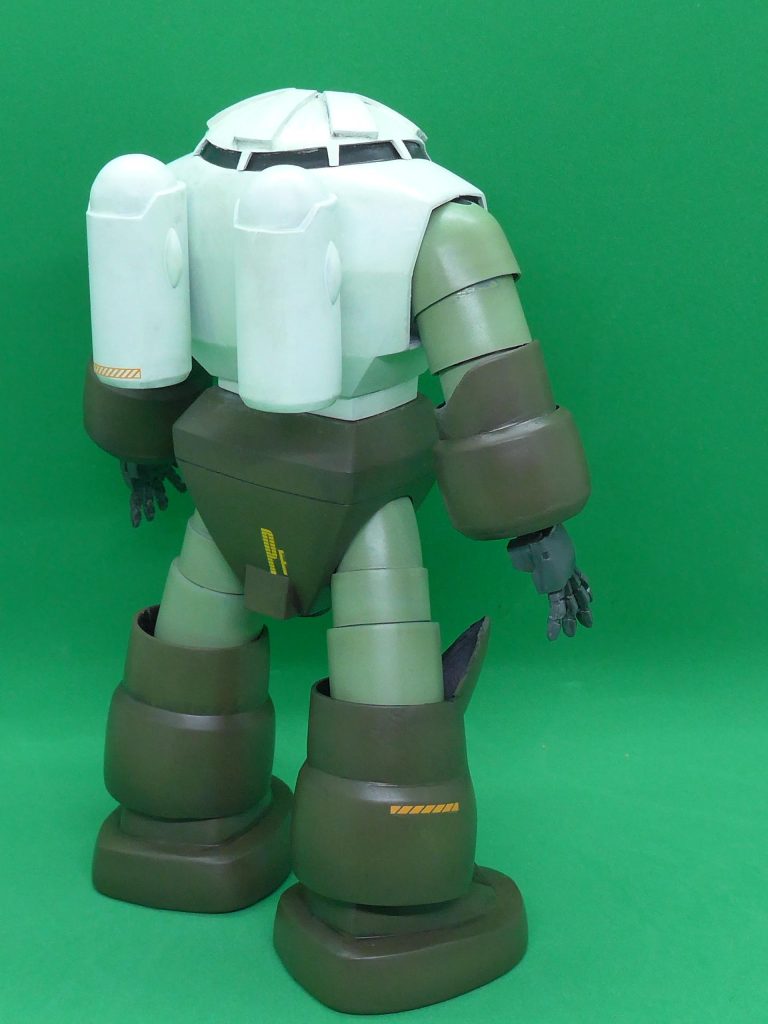 後ろからもう1枚です。緑色を基調に再塗装が行われているが、これは緑の色言葉に「平和」という意味があるためとされている。