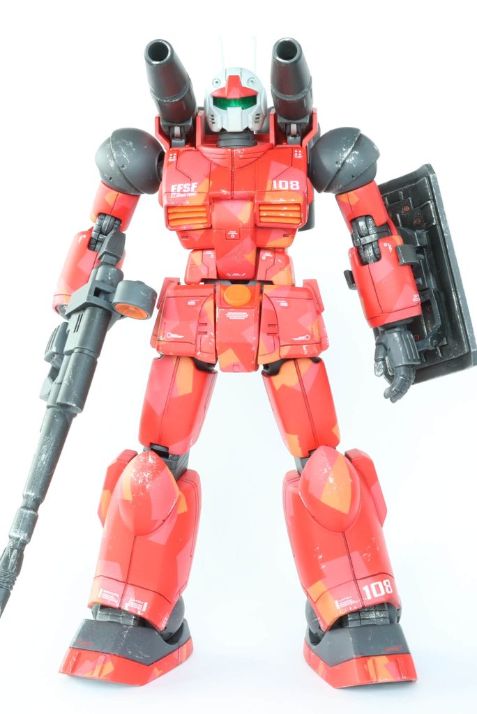 四体目はガンキャノンをチョイス。今回も基礎知識と工作力アップに励みつつ、スプリッター迷彩塗装に初チャレンジとなります。スジ彫り→表面処理→サーフェイサー→1色目塗装→マスキング→2色目塗装→マスキング除去→マスキング→3色目塗装→マスキング除去→デカール→ツヤ無しコート→リアルタッチマーカー→ドライブラシ→ウェザリングマスター→ツヤ無しコートの順で進めました。塗装前のテストでスプリッター迷彩が上手く表現できず、1か月程テストを繰り返すこととなりました(汗