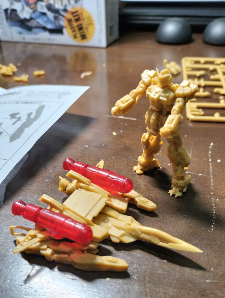 6)しかし、Zガンダムでの登場予定メカ「Gディフェンサー」のデザインを元に初代Gアーマーのような多彩な変形合体機構を設けることは、現実的ではなかった。