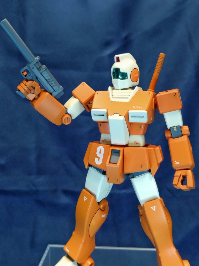 軽装ビームライフルは過去のキャンペーンで入手したライフルパーツをベースに、グリップはブルパップマシンガンから、バレルはプラパイプから制作しました。難しいのは銃身の長さで、腰にマウントしても、手に持っても丁度いい長さにするのは苦心しました。