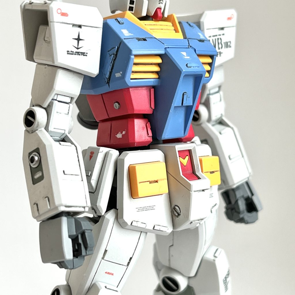 各所にスジボリやプラ板ディテールアップが御覧いただけるでしょうか。腕側面のモールドは埋めてしまうか迷いましたが、WAVE製の3mmディテールを差し込んで着地しました。今回一番気に入っています。