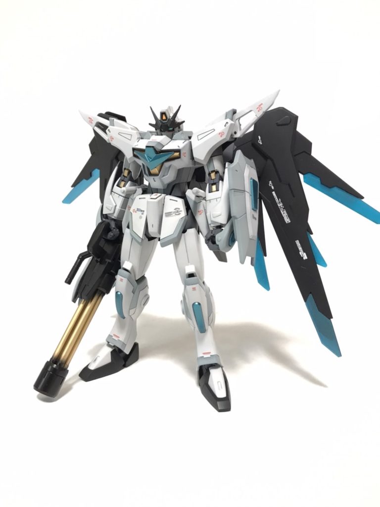 武器装備状態。装備は色々と迷いましたが、SEED世界であんまり見なかった(気がする)ガトリングを採用してみました。全体のカラーリングについてですが、あえて今回は赤青等の派手なカラーは避けて渋めの色合いで仕上げました。『暗い過去を背負っていても、純粋な想いで自らの運命を切り拓いて欲しい』という個人的な想いがあります。