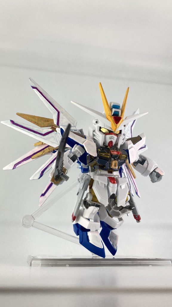 本体の方。翼の色がガビガビだったのでガンダムマーカーのニューホワイト新品を買って塗り直しました。あと実体剣もガンメタリックシルバーで塗りました。