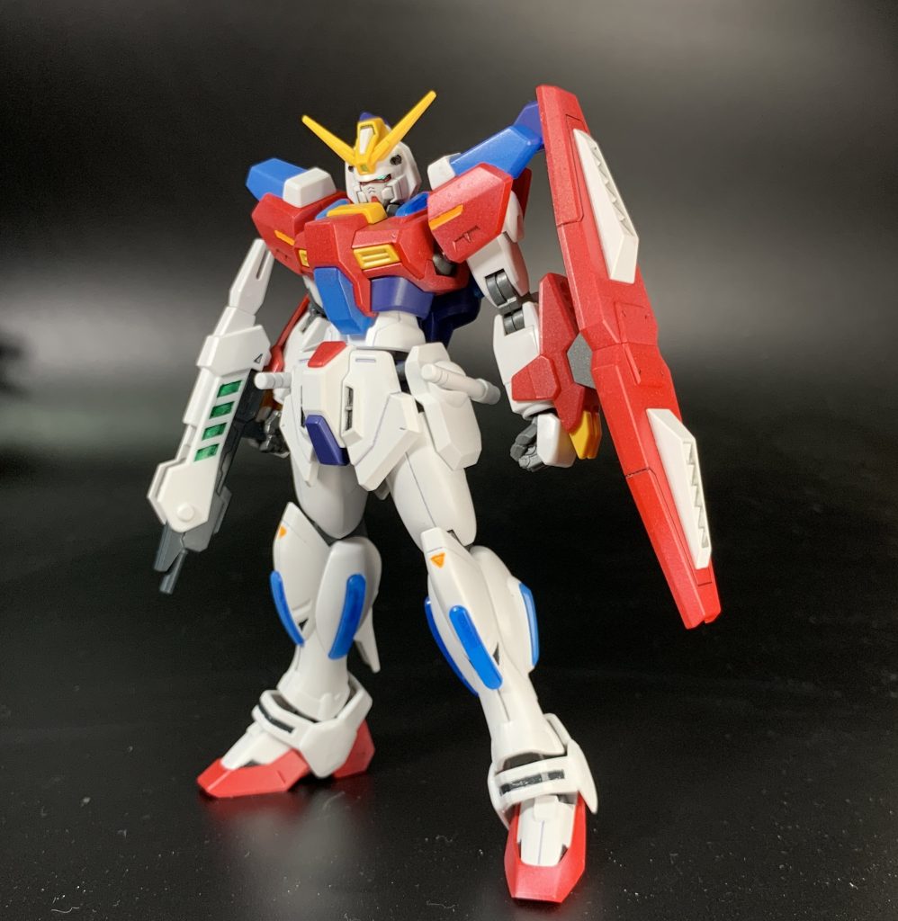 肩や膝の黄色、頭部バルカンやライフル基部のグレー、メタリックグリーン、黒いラインは部分塗装しています。シールは目くらい。ハイライトのイメージで薄くホワイトをエッジに吹いたりしています。