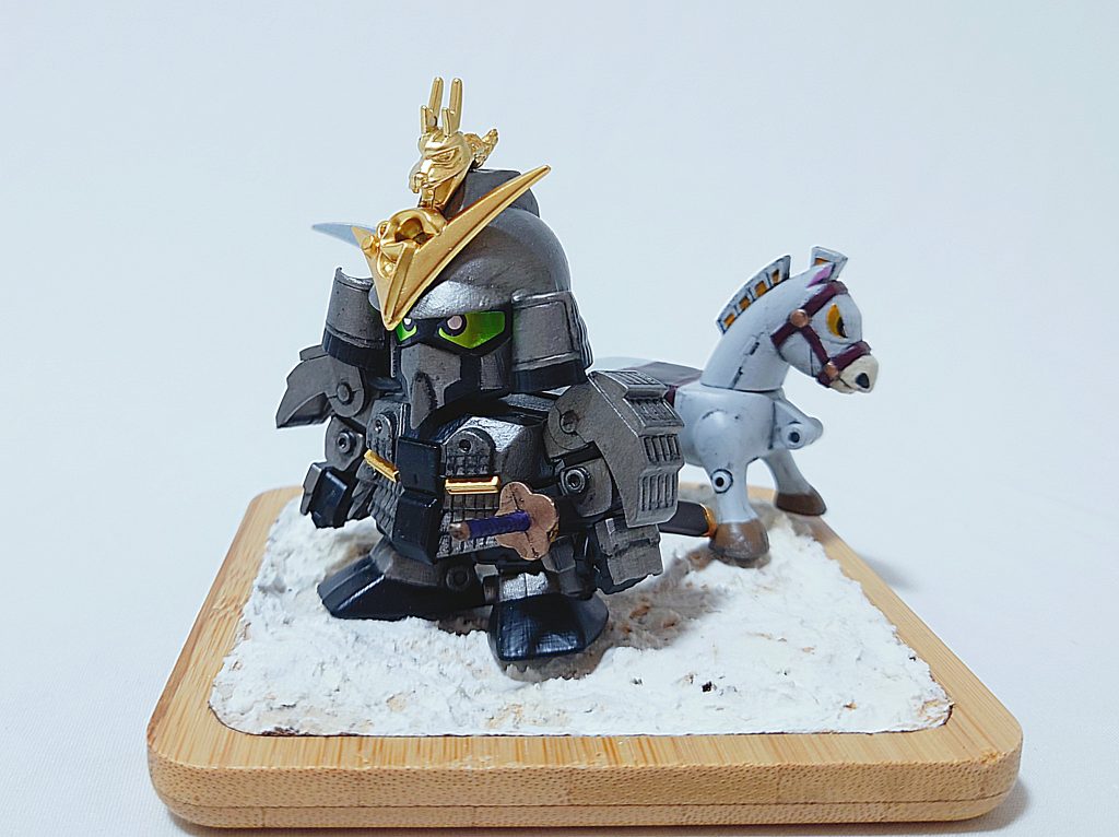 組んでいるときに拳が割れ落ちたので(汗)30MMのハンドパーツを移植。ついでに、刀も別メーカーのパーツを改造して持たせました。刀、薙刀の刀身はガンダムマーカーEX月光蝶ホロシルバー。オラシオンは、ケンタウロス合体を諦めて、穴など埋めました。上杉謙信ですから、放生月毛ですよ。