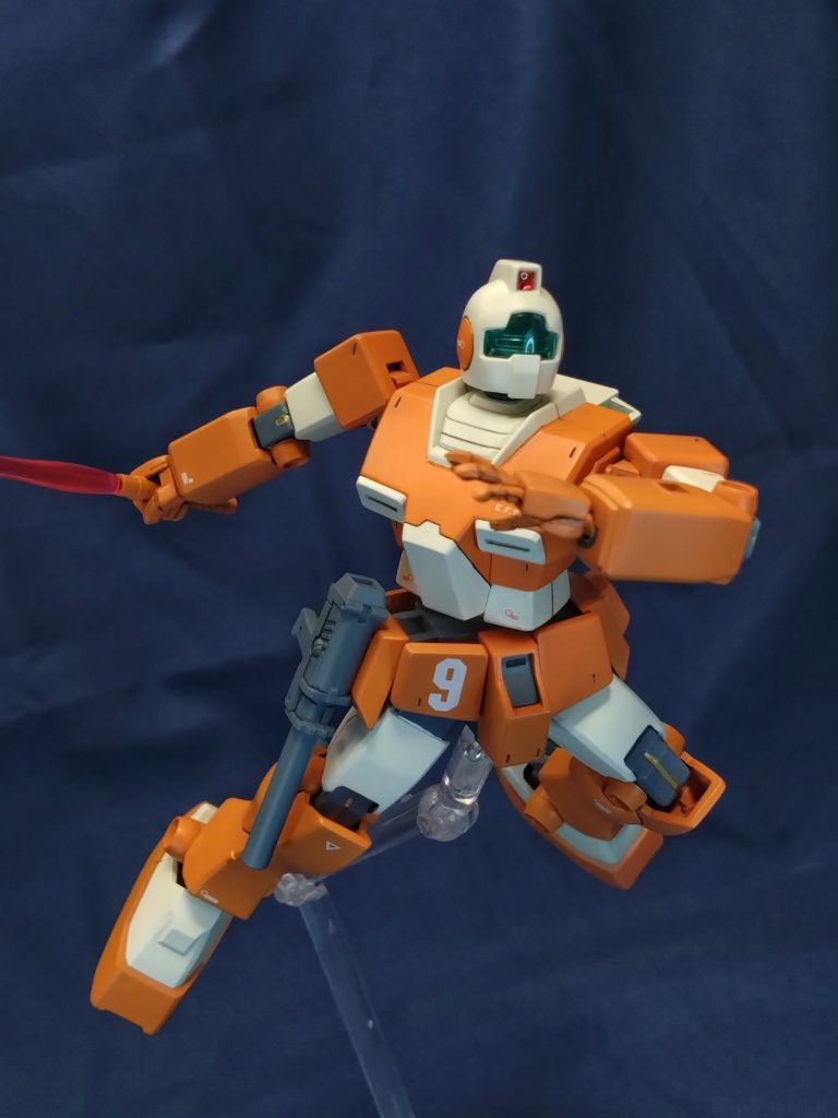 ビームライフルは磁石を内蔵し腰にマウントできます。腰部フロントアーマー、リアアーマーは2ミリほど短くしました。股関節の塗り分けした内部装甲がチラ見えして、うーんエロい。