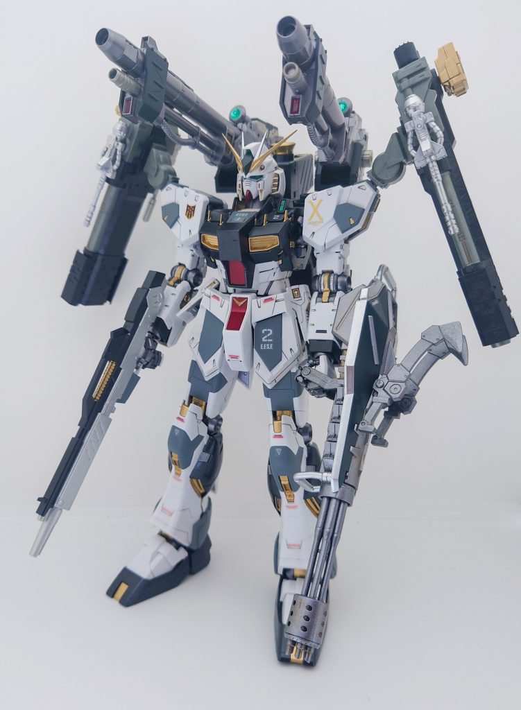正面。カラーリングはνガンダムのイメージを壊さないようにしつつ、黒色部分をメタリックブラックにして、解体匠機版のイメージで塗装してみました。