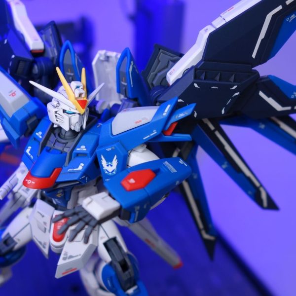 HGライジングフリーダムガンダムを動くジオラマでクレーン組立て