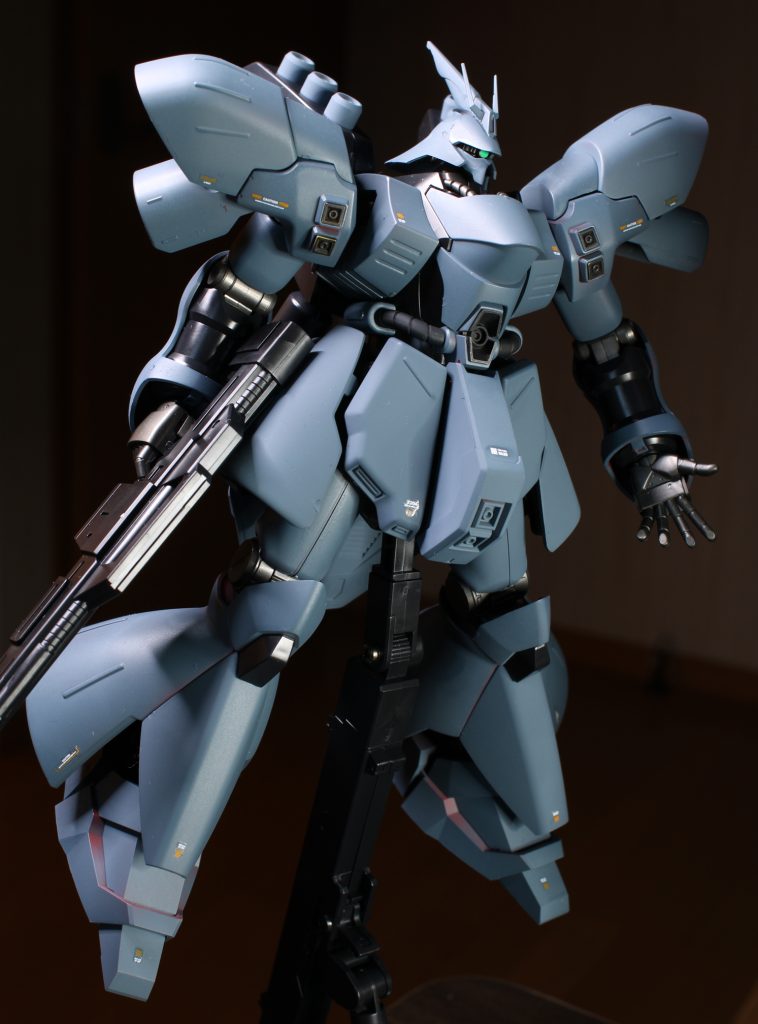 今までHGのガンプラを作ってきましたが、サザビーがデカくてびっくり💦作るのに時間がかかるかもと思いましたが、パーツが大きいだけで時間は他のHGとそれほど変わらず。でも塗料はたくさん使いました😅