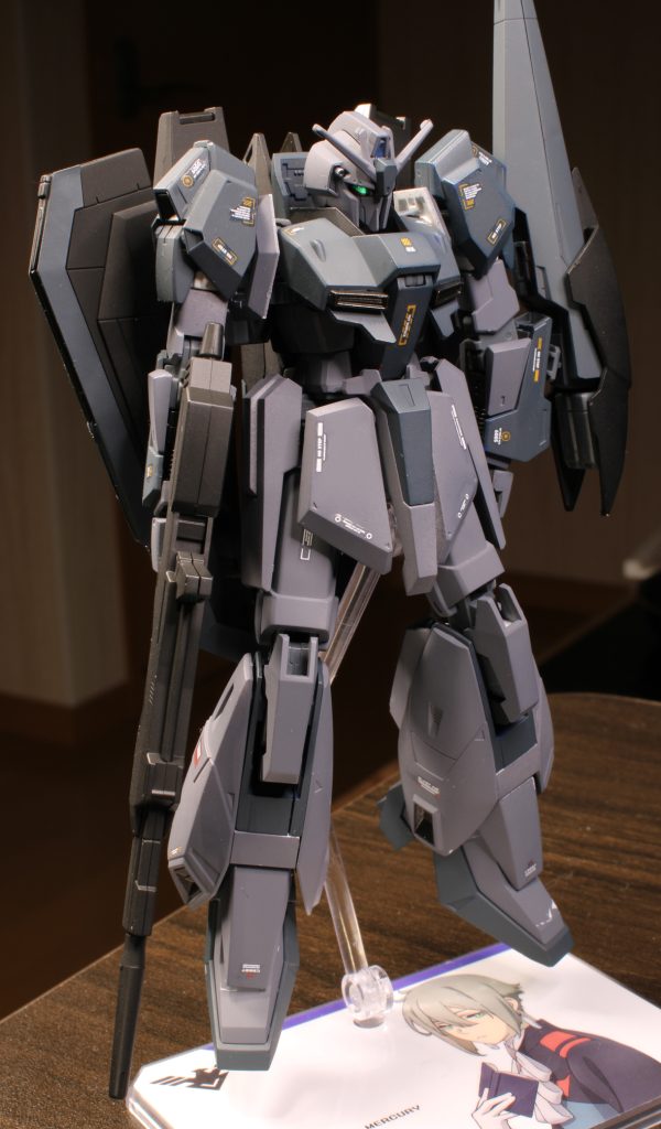 グレーっぽい色を中心に塗装。