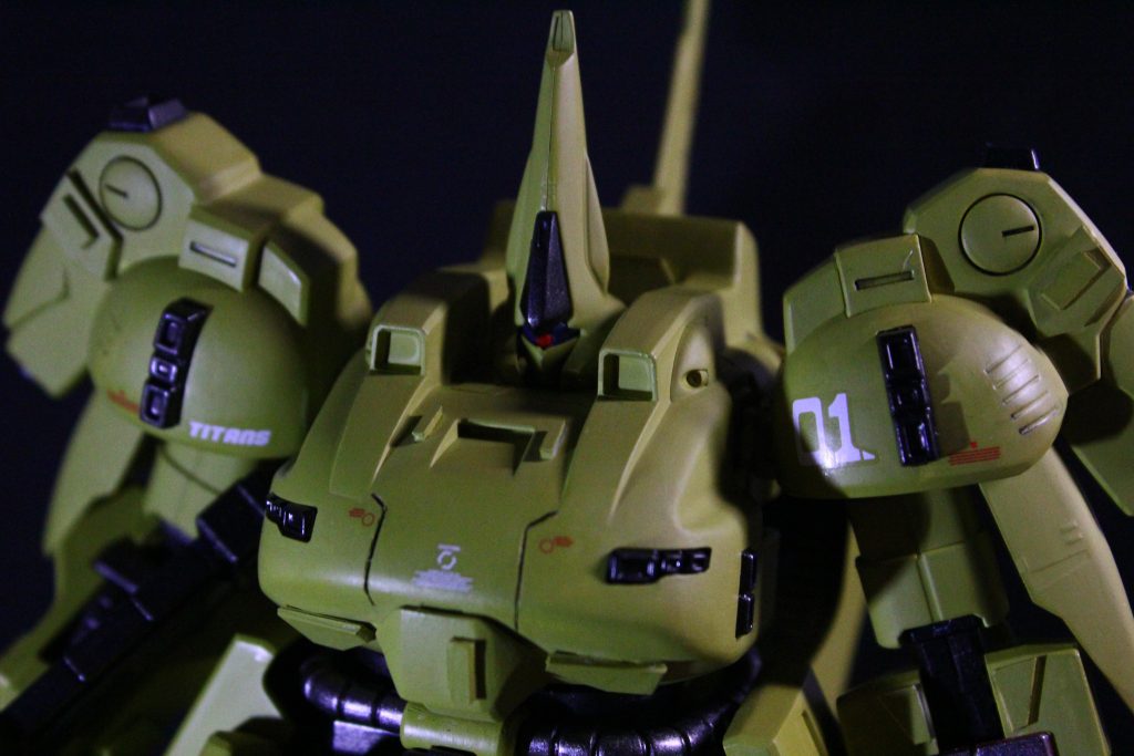 こんなにジオンっぽい機体なのに、所属は連邦なんですよね笑なので、連邦のロゴは貼りませんでした！そもそも連邦って言うよりもシロッコは第三の勢力っぽいので、情け程度にティターンズと小さく貼っておくのが妥当かなぁと思いまして笑