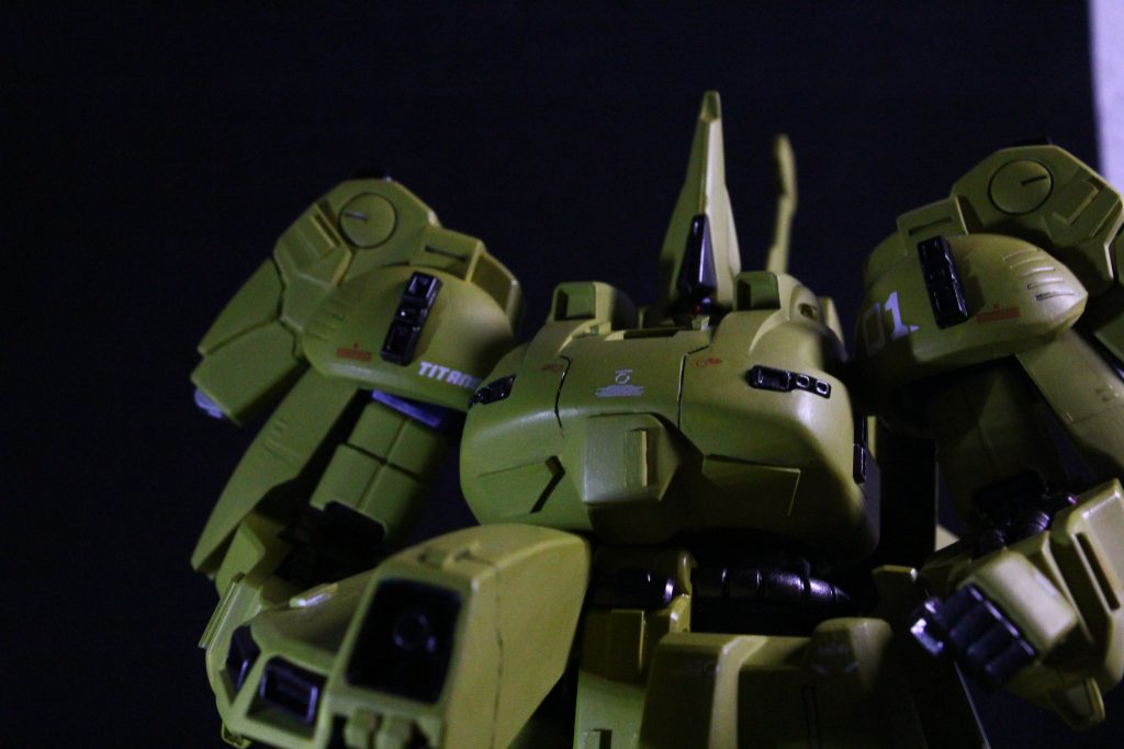 フロントアーマーに搭載されているビーム砲。ここについているビーム砲は、どちらかと言うとザクⅢの印象が強いんですが...カッコいいのでﾖｼｯ!