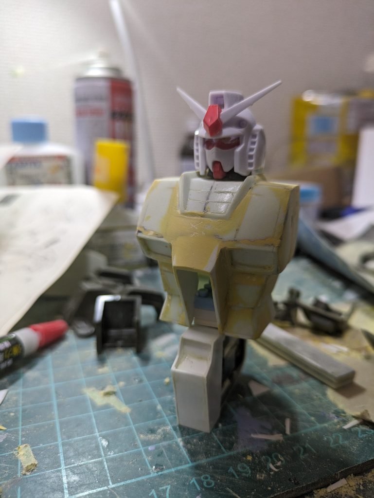 製作にあたり、キットの頭部が残念な感じだったので一番くじのガンダムヘッドに交換しました!上半身は真ん中で切断、幅詰めした後、左右も切断して幅詰めております。