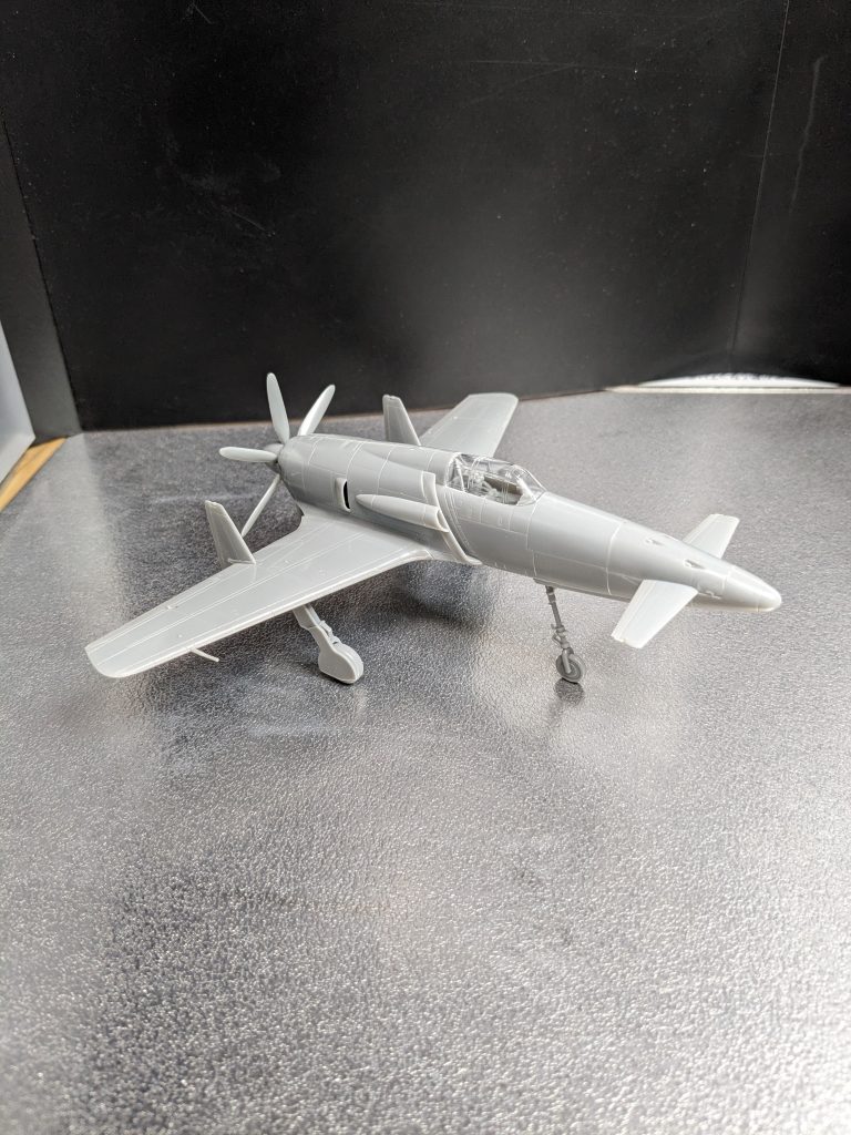 フライトユニットは、震電です。丁度、背中に刺さりそうな形状だなと思い。人生で初めてスケールモデル買いました。