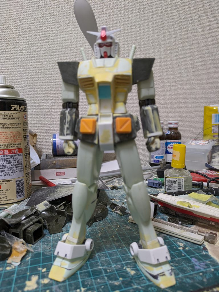 腰のヘリウムコアはVer.kaから、足首は設定画がより近い旧キット1/100ガンダム(足首が動かないヤツ)より。アンクルアーマーはALEXより。