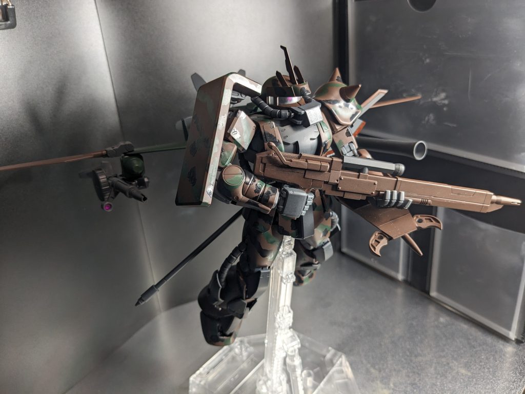 手には、オリジナルライフル、フライトユニットにザクマシンガンとザクバズーカを装備してます。