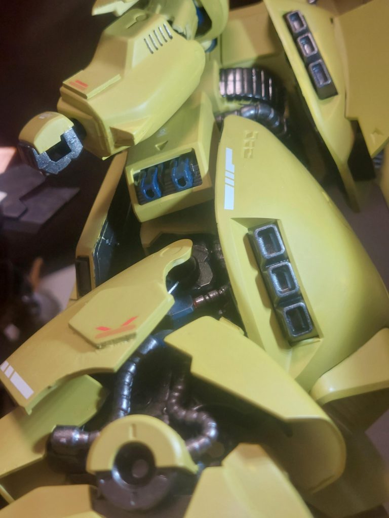 動力パイプがギッシリ詰まっている脚部。この蛇腹具合が堪らんのです。動力パイプはやはり、宇宙世紀ですなぁ(*´∀`)