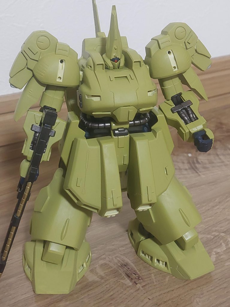 外装の塗装が完了した段階の写真。キットの印象よりも多少マッシブになっていることを期待しながら、少しずつ塗っていっています