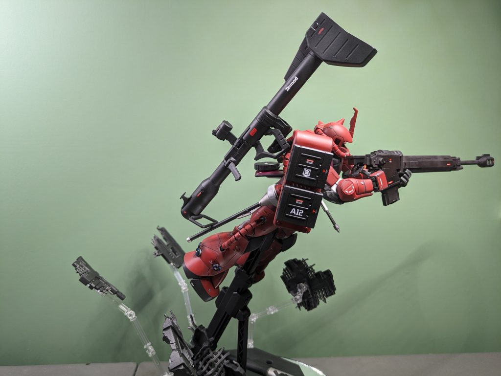 バックパックにジャイアントバズーカーを装備し、シールドにはミサイルポッドを装備、武器をライフルに変更しました。