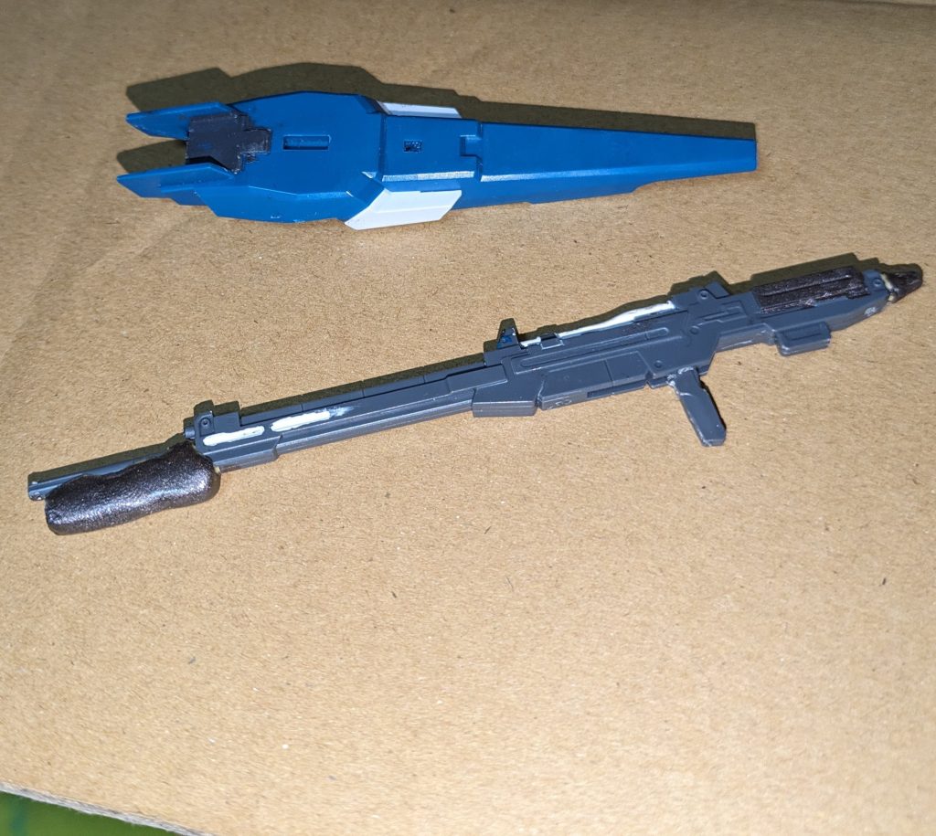 ライフルも少し色分けをしていて、銃口下部にはロングサーベルをぶん回すやつを再現するべくHGのネモからパクってきたサーベルの柄が固定されています。(ﾟ∀ﾟ)