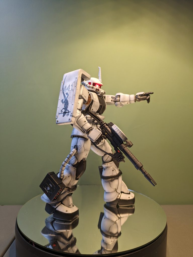 バズーカーも銃もホワイトにしてちょっとキレイめなザクに仕上げました。