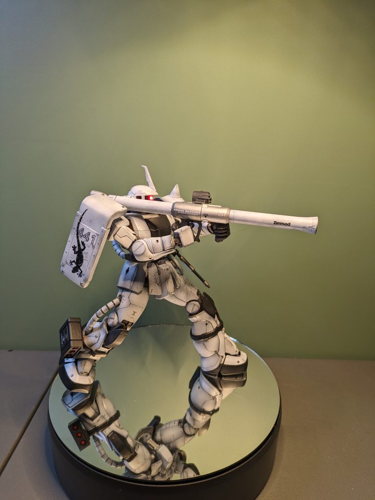 陸戦型はシンプルで姿がとてもかっこいいです。