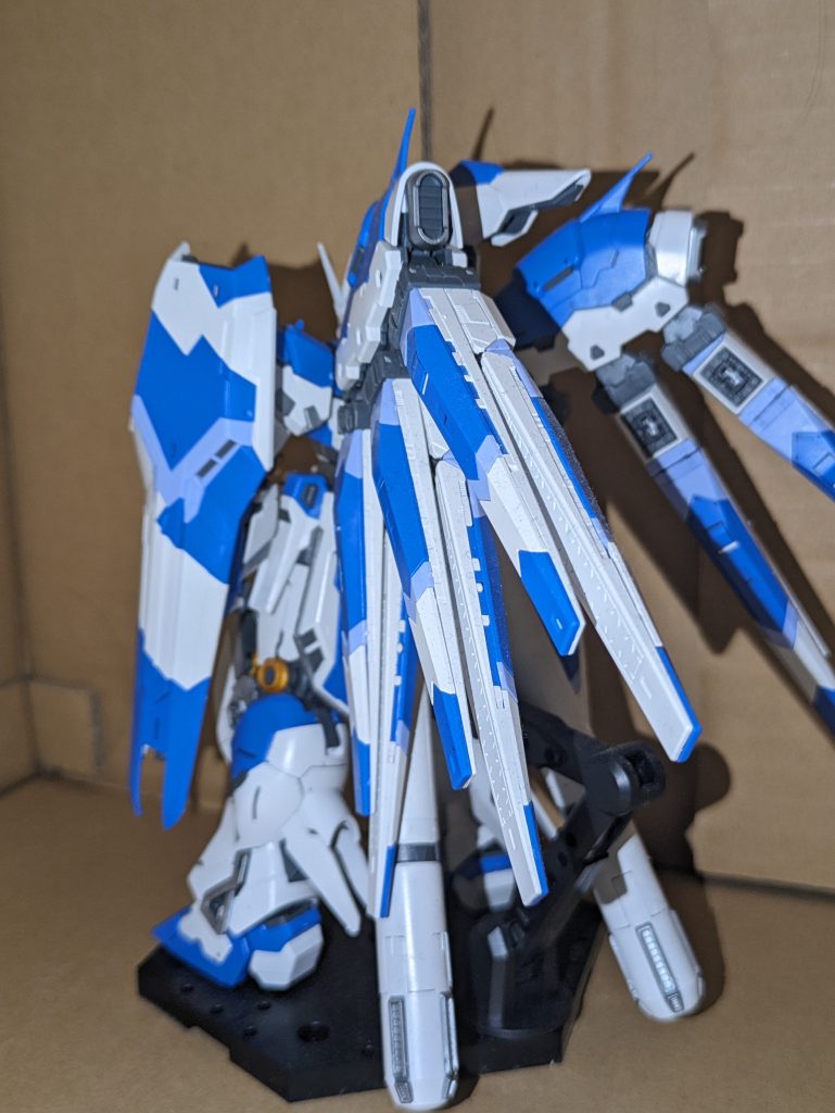 そして後ろ、実はこの機体には何も施していない所謂パチ組となります（ファンネルの量を見て諦めたなんて口が裂けても言えない）(´；ω；｀)