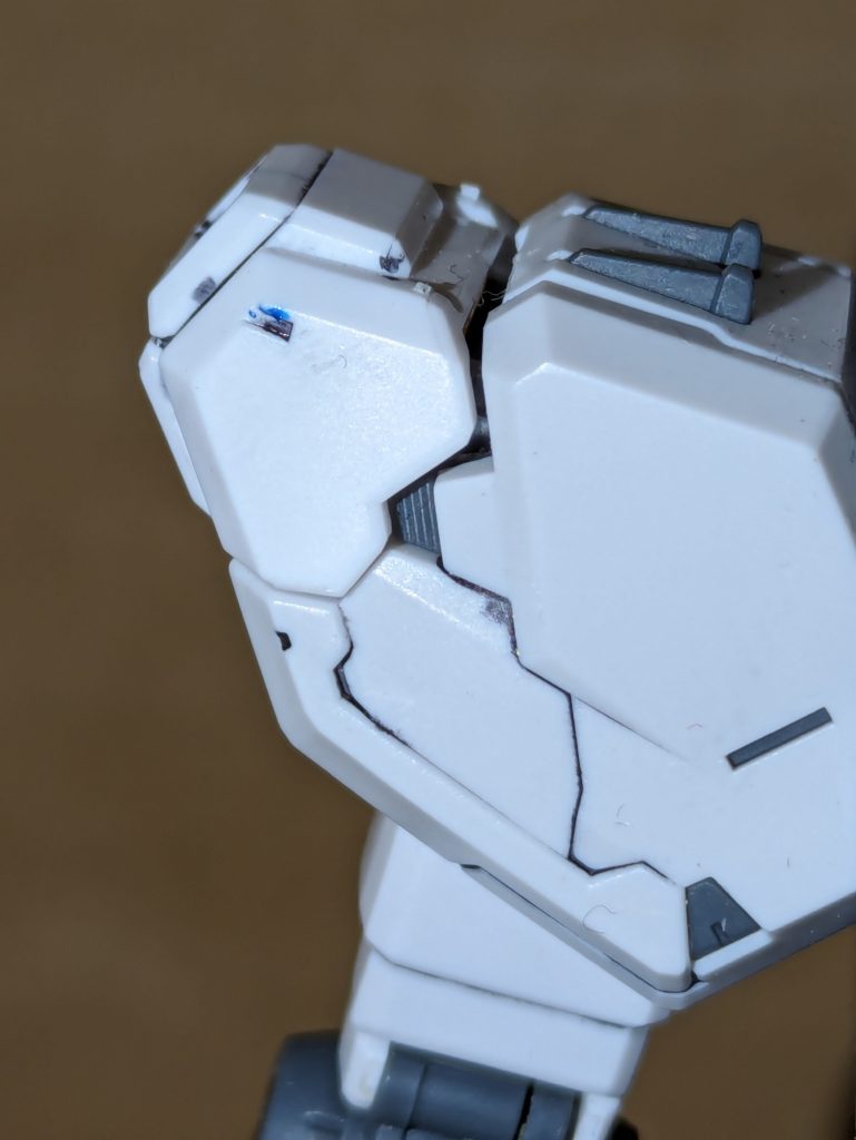 実はこの肩アーマーの隅っこをクレオスのブルーやレッドなどで色分け(爪楊枝で)をしています!翼端灯?的なものはバトオペを参考にしてます.....(´・ω・`)
