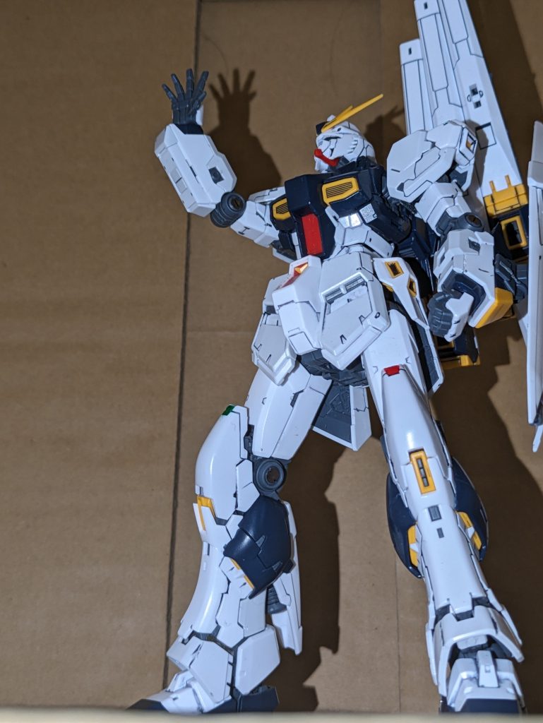 我らが地元のffνガンダムのポーズの再現!   (´・ω・`)実は撮影中にポロポロシールドが落ちたりしてました。