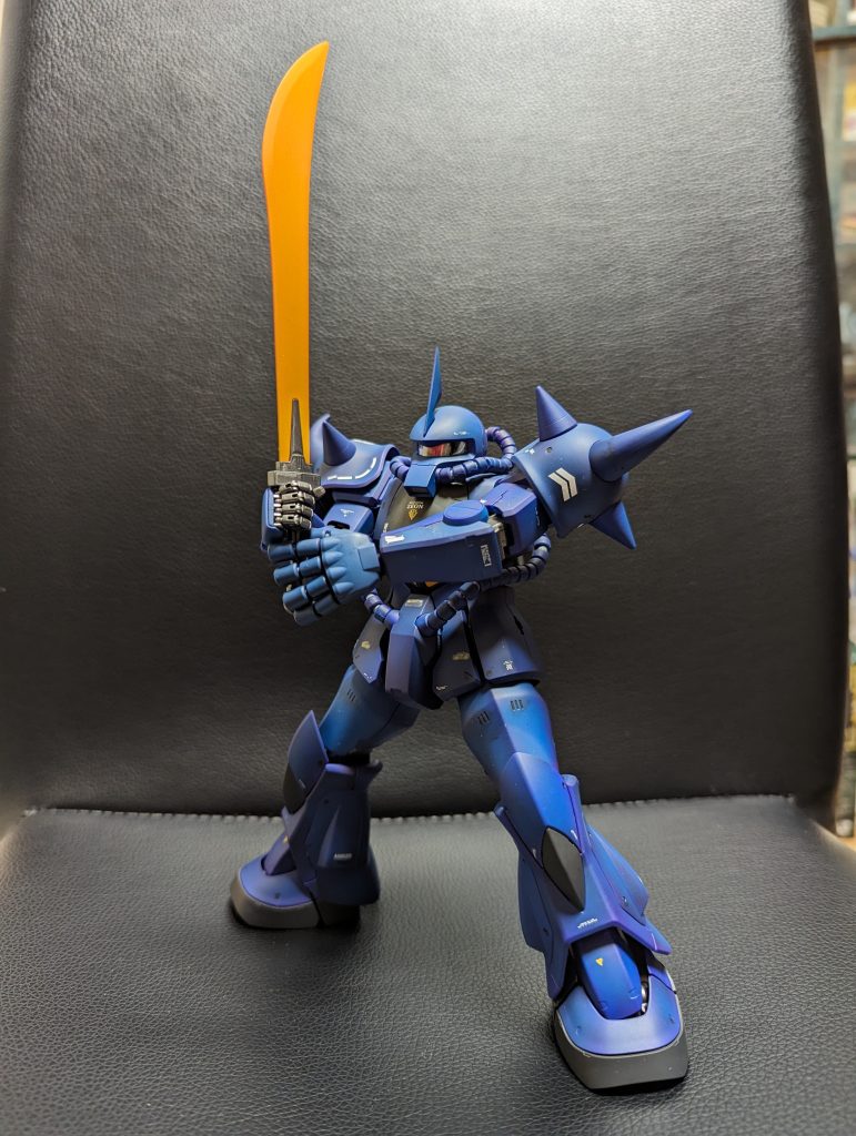 グフと言ったらヒートロッドですが、自分は剣を両手で構えたシーンが大好きです。