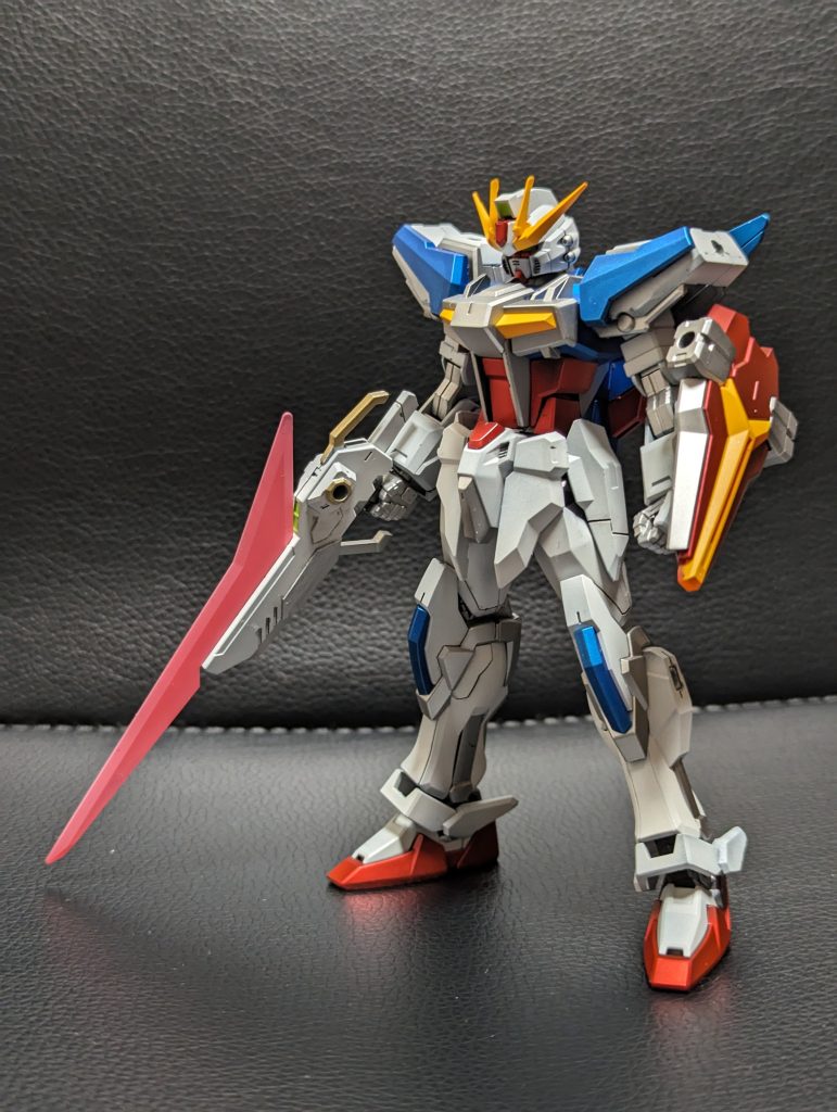 このガンプラ、クリアパーツが多く、下の穴がハッキリ見えるのが嫌で、クリアは塗装しました。 