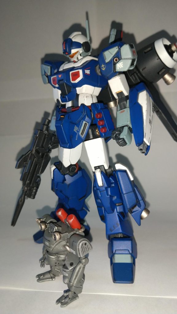 首、腹部、太もも延長加工しました。シールドはビルド系にビームサ-ベル装備。脚部の追加スラスターはデミからサ-ベルは無くしました。オマケのドラケンEです。