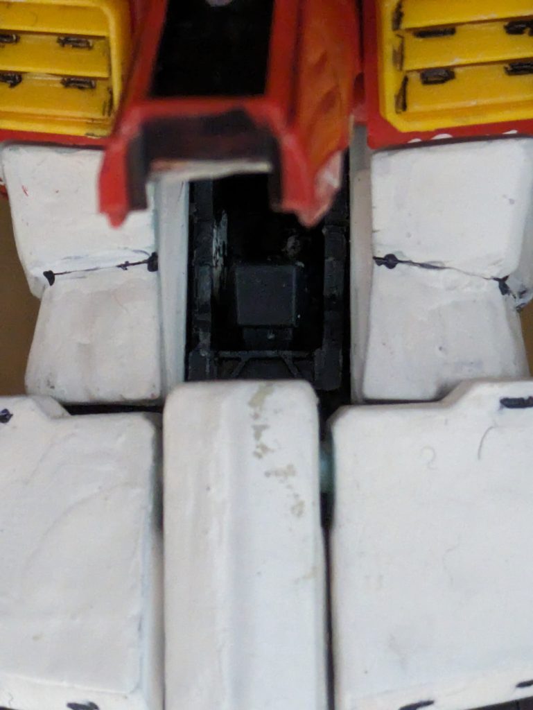 そしてコクピット!かなり見えにくいですがパイロットやパネルなども色分けしています(^_^;)これまた疲れる