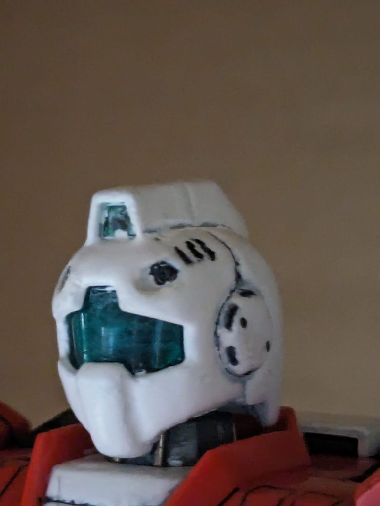 頭部もバルカン砲の排熱部分をカッターで追加したり首のシリンダー(?)を金属クリップで再現しました!(丁度いいサイズになるまで10本位が消えました)