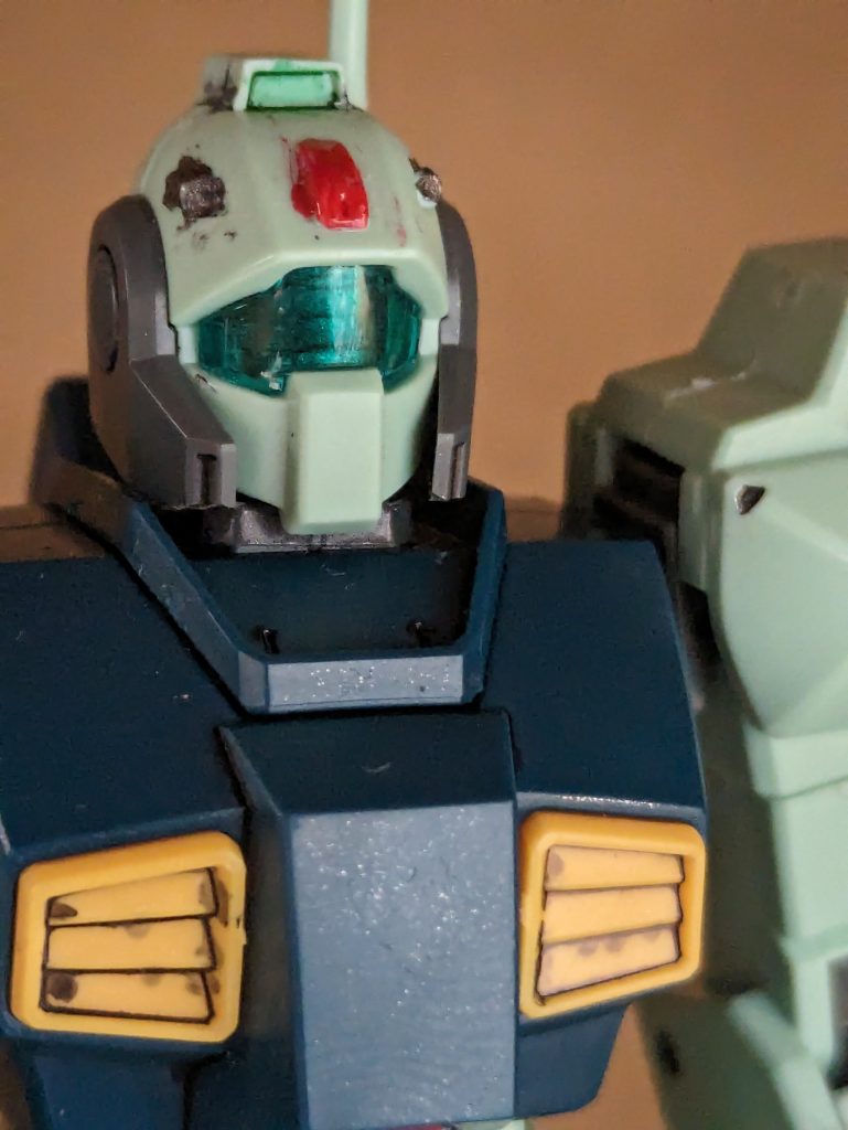 頭部も地味に干渉しないように側面を少し削ったりしてゴーグルやバルカン砲も色分けしています😊