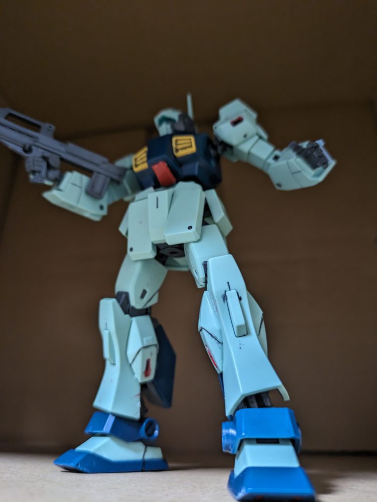 ではアクションポーズ！残党からの攻撃を受け応戦するネモ