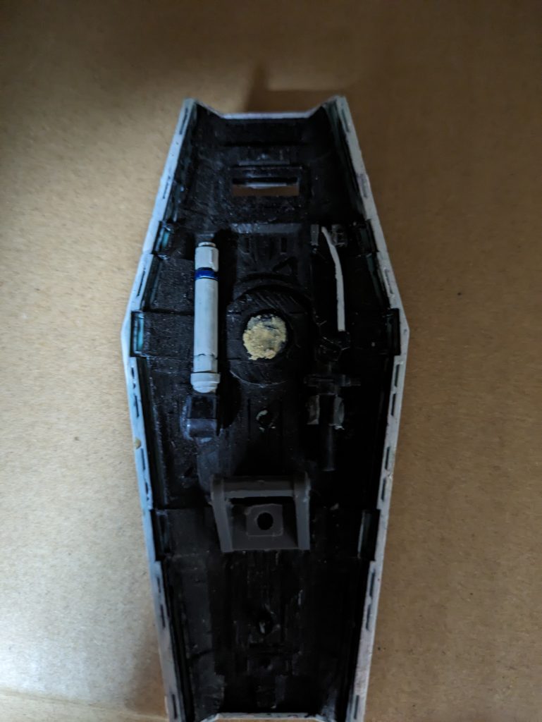 そしてシールド裏には予備のサーベルや30MMの格闘兵装を装備しています!